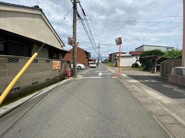 幅員約4.4mの前面道路です。車1台が余裕を持って通れる道幅です。車はスピードを控えるので事故率の軽減や歩行者も安心して通行できます。