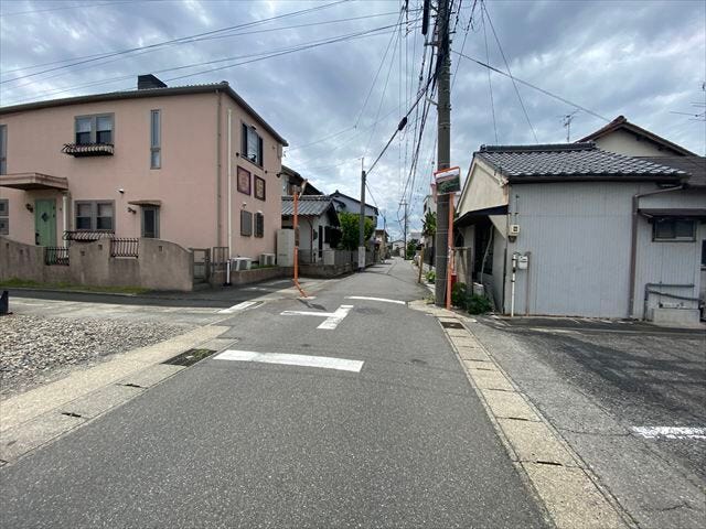 車がすれ違うには厳しい道幅ですが、車はスピードを抑えて走行するので、お子様にも安全な道幅となっています。