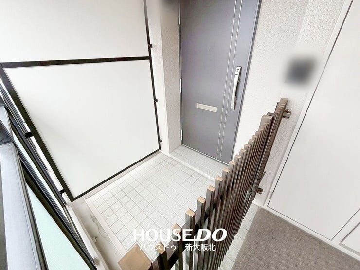■角部屋の専用ポーチ付きのお部屋です!
■門扉で仕切られている為、プライベートが守られています♪
■角部屋は人気の為お早目にお問合せください!