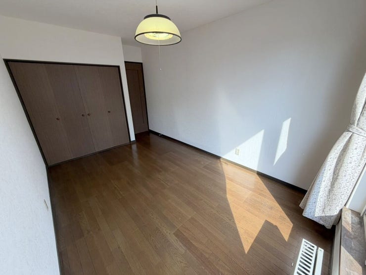 2階には洋室が3部屋ございます。