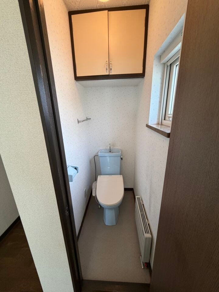 2階のトイレにも小窓があり、換気ができます。