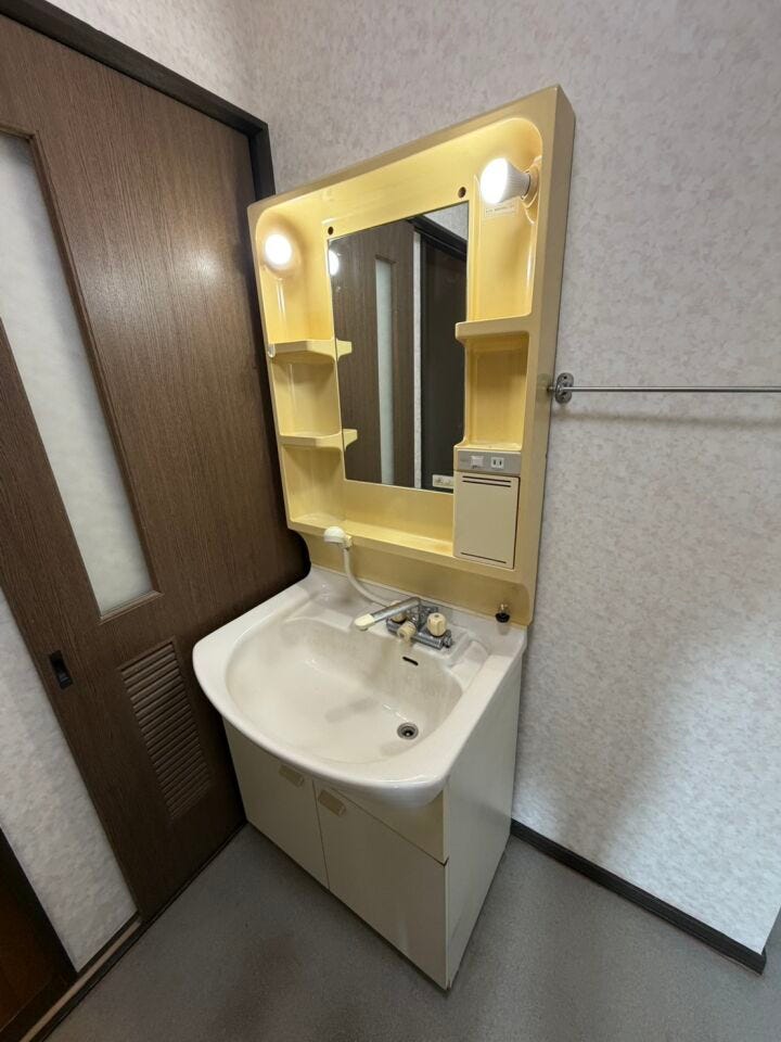 玄関から右側に進むと脱衣所および洗面スペースが配置されており、帰宅後すぐに手洗いや着替えができる便利な動線です。