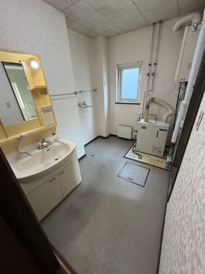大きな洗濯機を置いてもスペースが確保できる脱衣所です。