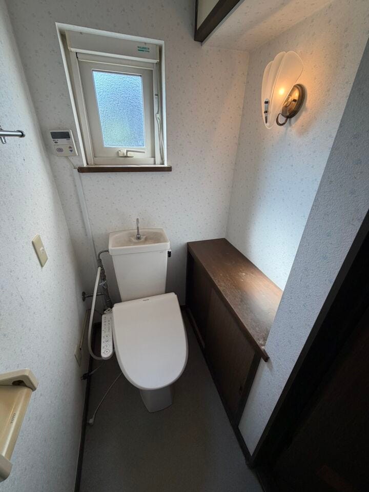 トイレ内には収納棚を備えており、トイレットペーパーや掃除用品などをすっきりと収納できます。