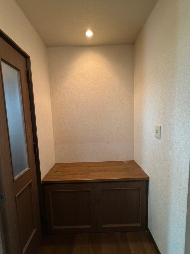 玄関から左側には収納棚を設けており、家族の写真や小物などを飾ることができるスペースとしても活用できます。
