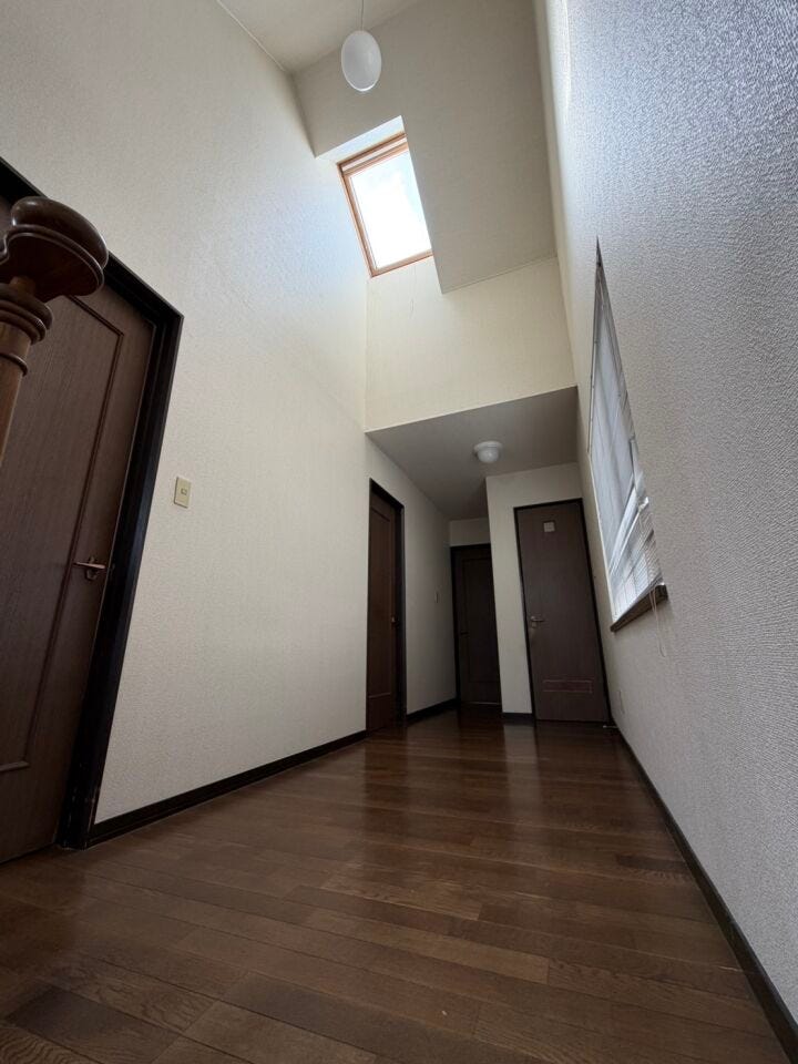 2階の廊下はゆとりある広さを確保しており、天井も高く開放感のある空間となっています。