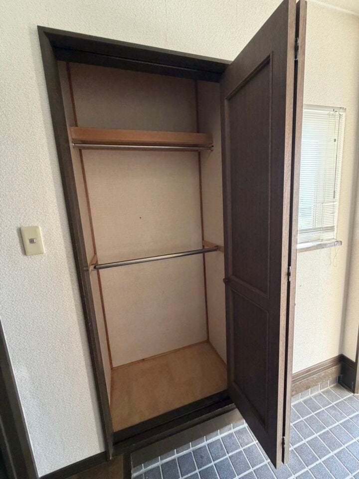 玄関には収納が複数備わっており、靴やアウトドア用品などをすっきりと整理できる便利な空間です。