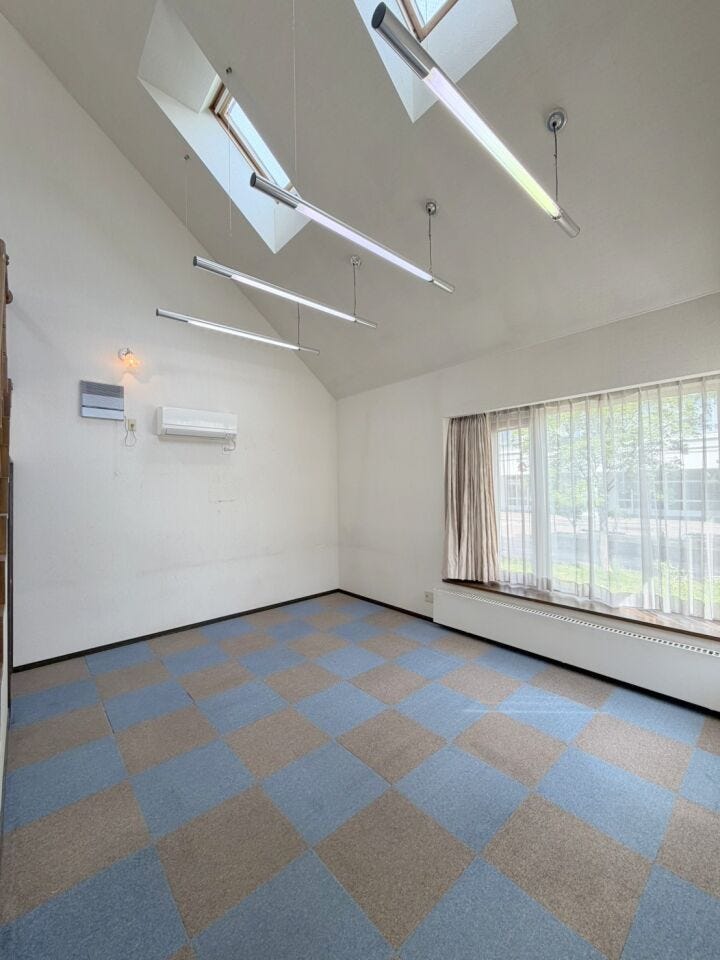 お洒落な照明付きの吹き抜けです。
