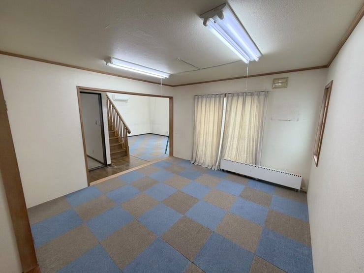 ゆとりのある8帖の和室で、客間やくつろぎスペースとして多用途にご利用いただけます。