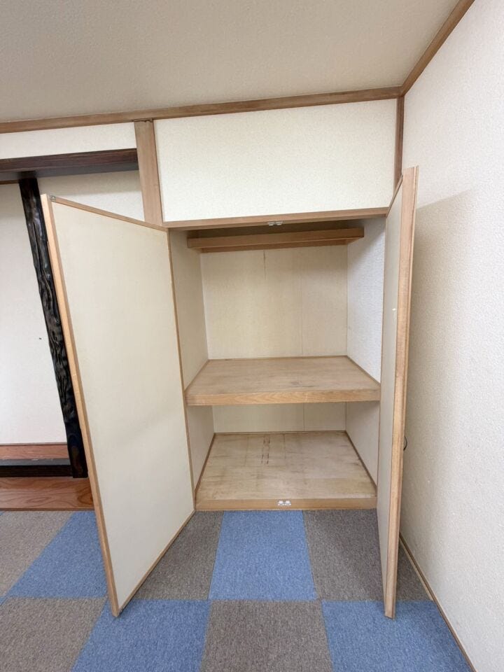 和室にも収納を備えており、布団や日用品などをすっきりと整理できる便利なスペースです。