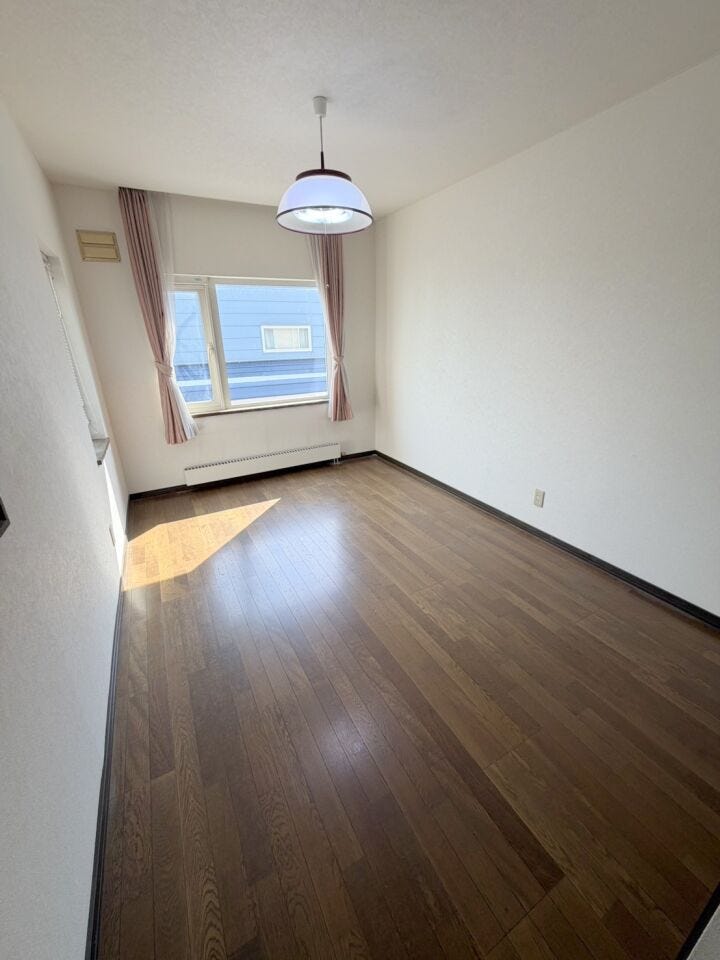 陽当たりの良い洋室で、日中は自然光がたっぷり差し込む明るい空間です。