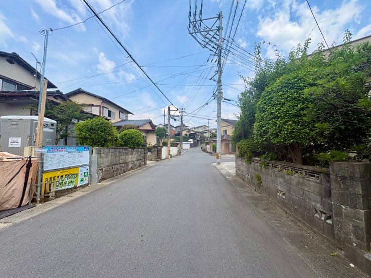 道路幅に余裕があり、運転が苦手な方も安心です。見通しの良い道路に面し、車の出し入れもスムーズです。