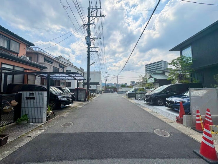 周辺は住宅が多く、夜間も人通りが感じられる安心感のある環境です。静かすぎず、日常生活にちょうど良い住み心地が魅力です。