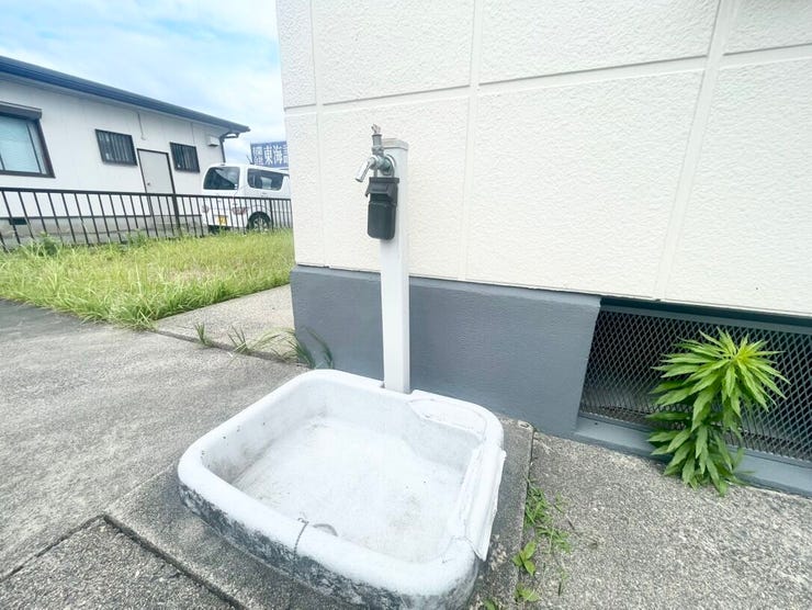 玄関先に蛇口があるのでお花などの水やりはもちろん、洗車するのにも最適です。