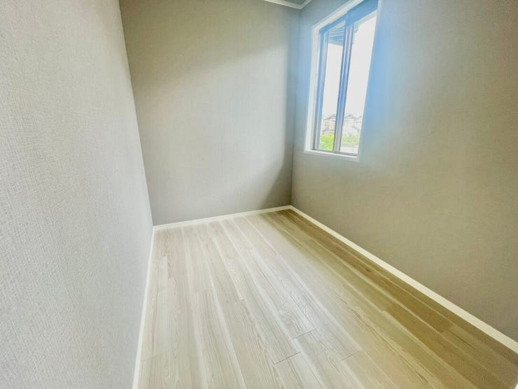 小さめのお部屋は仕事部屋や、衣装部屋にもぴったりです。窓があるのが嬉しいです。