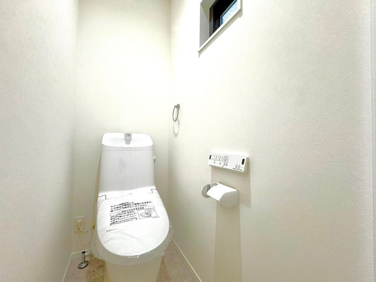 ・トイレ:温水洗浄便座付きのトイレです。窓があるため、自然換気が可能です。