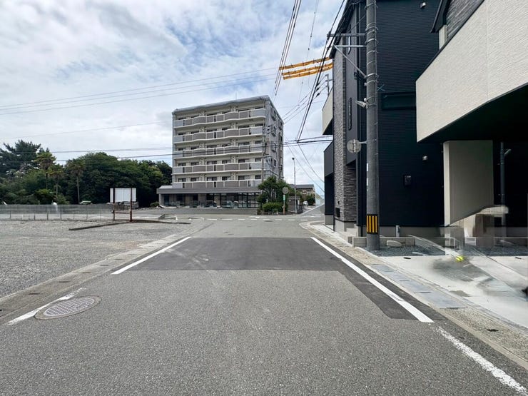 道路幅に余裕があり、運転が苦手な方も安心です。見通しの良い道路に面し、車の出し入れもスムーズです。