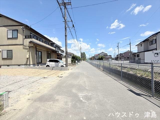 南側公道幅約4.9m。車がすれ違える道幅です。交通量が少なく、歩行者や自転車が通っていても安心です。