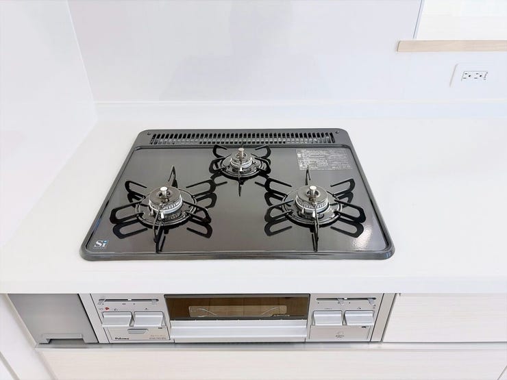 使いやすい3口コンロでお料理の時間がより楽しくなりそうです。汁物、炒め物、煮込み料理を同時に進められるため、夕食の準備もスピードアップ!忙しい毎日でも、手際よく美味しいお料理が完成します。
