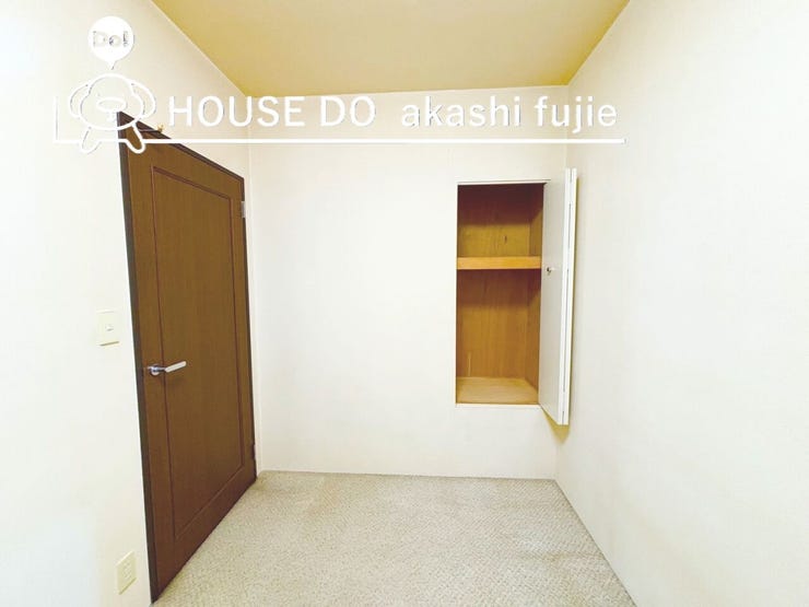 洋室約4.5帖のお部屋の物入れになります