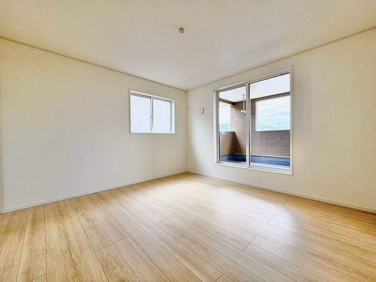 こちらのお部屋からもバルコニーへ出られます。大きな窓から光が差し込む洋室です。外とのつながりを感じられるため開放感も◎。お洗濯物を干す際のスムーズな家事動線としても重宝しそうな空間です。