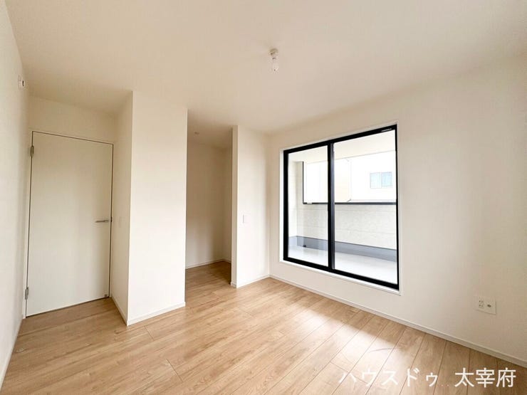家具配置の自由度が高いお部屋です。収納棚などで自分好みに空間づくりができ、書斎や趣味部屋として使いやすい一室です。