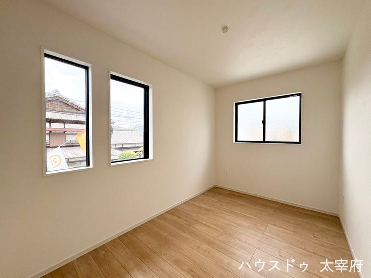 大きな窓から心地よい陽光が差し込み、日中は照明をつけなくても明るく快適に過ごせるプライベート空間です。