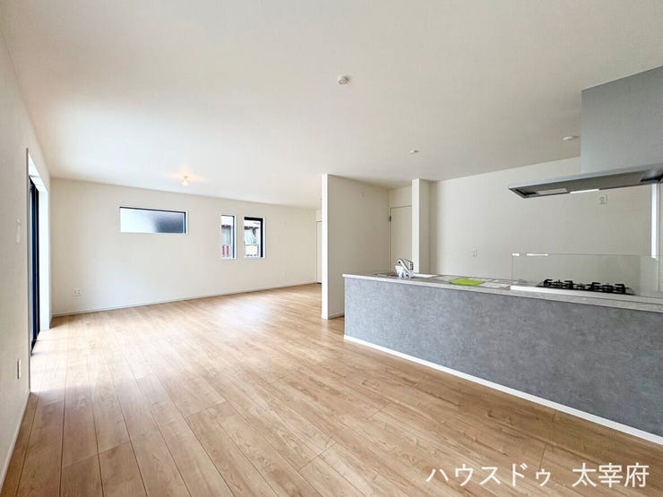 木の温もりを感じる明るいフローリングと、開放感あふれる広々としたリビング空間が魅力です。大きな窓からたっぷりの自然光が差し込み、家族みんなで快適に過ごせます。