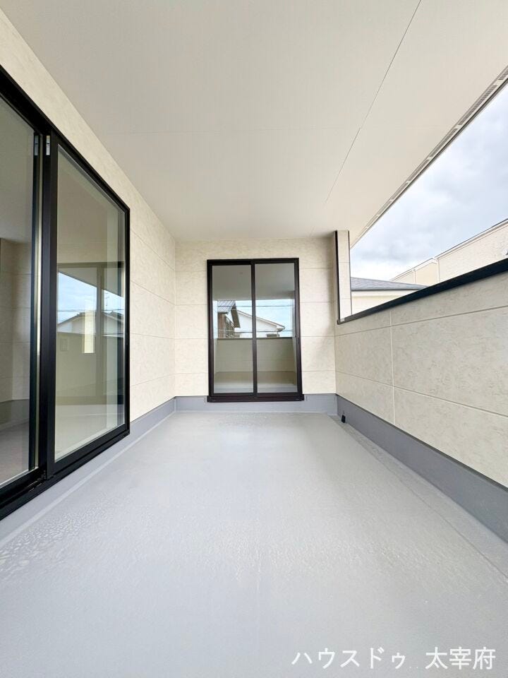 バルコニーも南向き。洋室二部屋に窓が面しておりお部屋と家全体に光と風を送り込んでくれます。ぺットの日向ぼっこ、小さな鉢でガーデニングにも。