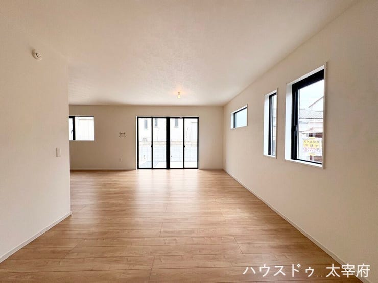 明るい木目のフローリングと大きな窓からたっぷりの光が入る、開放的で広々としたリビングです。シンプルな内装でお好みの家具をレイアウトしやすく、ご家族がゆったりとくつろげる快適な空間を演出できます。