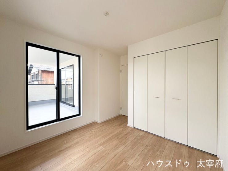 ナチュラルなフローリングとすっきりとした内装で、ベッドやデスクなどの家具を自由に配置できます。