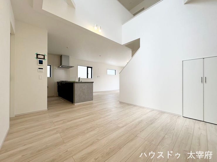 【居間・リビング】
キッチンやLDKにつながる空間は扉を設けていない吹抜けになっており、開放感を感じられます。家族全員で過ごしてもゆったりと過ごせます。