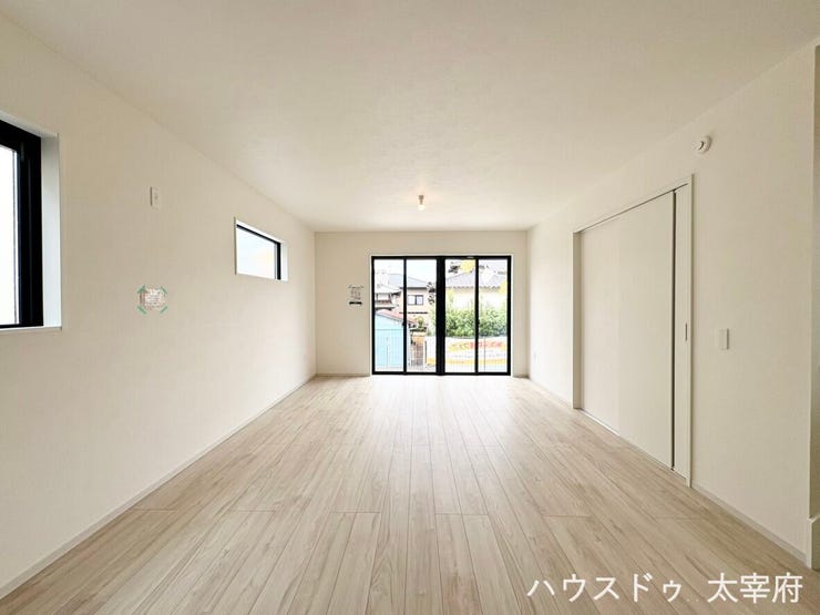 二方向から注ぐあたたかい光が広々としたLDKを照らして、毎日の始まりにメリハリをつけてくれます。