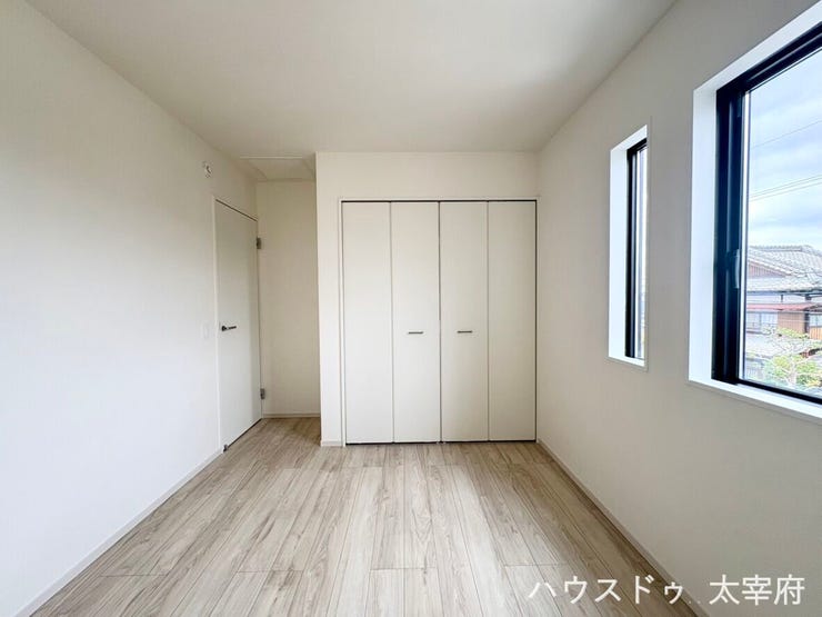 備え付けの広い窓から注ぐ光、収納もたっぷりありますので子供部屋にもピッタリです。