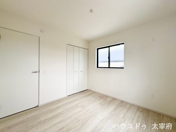 落ち着いた雰囲気の洋室、家具配置もしやすい間取りになっており、子供部屋や書斎、寝室など多用途に活用できる使い勝手の良い一室です。