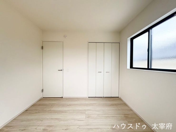 明るく開放的な洋室です。風通りも良く気持ち良く過ごせる空間で、お子様のお部屋や書斎、ベッドルームなどライフスタイルに合わせてフレキシブルに活用できます。