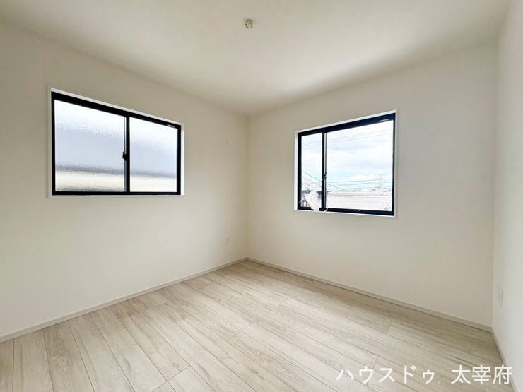 2面に配された窓から明るい自然光が差し込む、爽やかで開放的な洋室です。柱の出っ張りが少ないすっきりとした形状で家具を配置しやすく、多用途にご活用いただけます。
