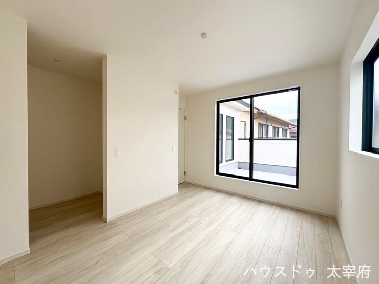 二方向から光が差し込む、爽やかで清潔感のある洋室です。シンプルな空間の中にウォークインクローゼットがあり、すっきりとした空間を演出できます。