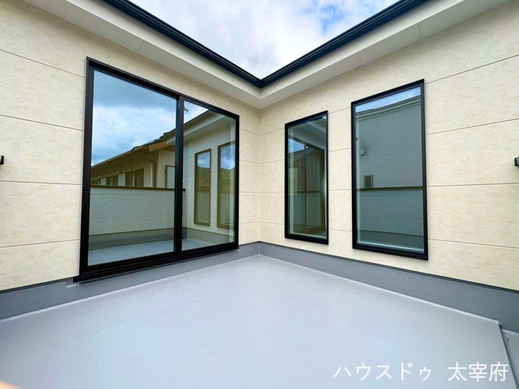 見晴らしの良いバルコニーです。広がりを感じられる角の配置とプライバシーに配慮した設計で、日々の洗濯物干しやちょっとした外気浴など、多様な用途に心地よくご活用いただけます。