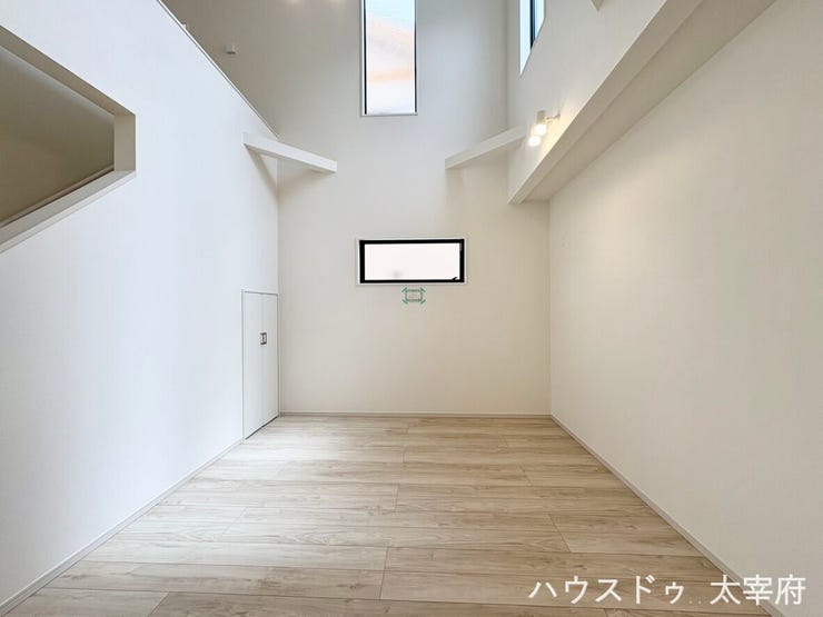 すっきりとしたシンプルな内装と美しいフローリングが映える明るいリビングです。空間に無駄がなくフレキシブルな家具配置が可能で、自分好みのインテリアで快適な暮らしを実現できる魅力的なプライベート空間です。