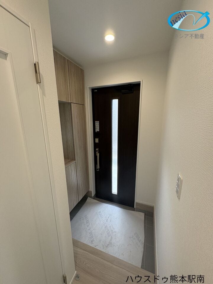 黒と白を基調としたデザインで、デザイン性と機能性を兼ね備えた玄関
になっています