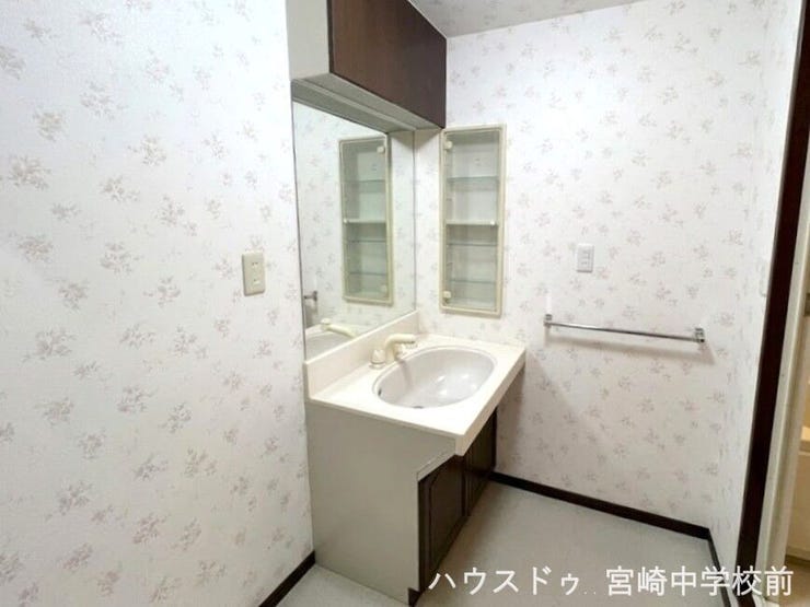 CGで小物は消しています。