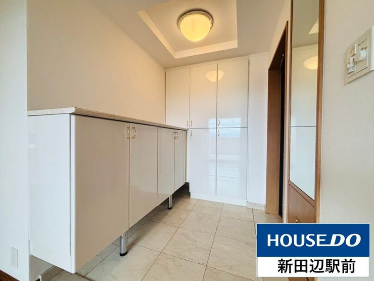 大型の玄関収納なので玄関もすっきり片付き気持ちがいいですね。これだけ入ると大家族や靴をたくさんお持ちの方でも安心ですね。