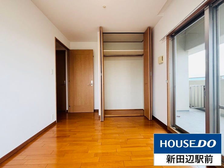 明るい洋室は家具を置いてもゆったりスペースがあります。子供部屋としての利用はもちろん書斎や趣味のお部屋にも対応できます。