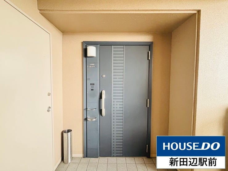 玄関にはモニタ付インターホン。お客様を確認できて安心ですね。