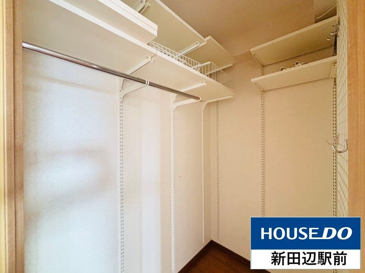 季節物の衣類もスッキリ収納できるWICです。