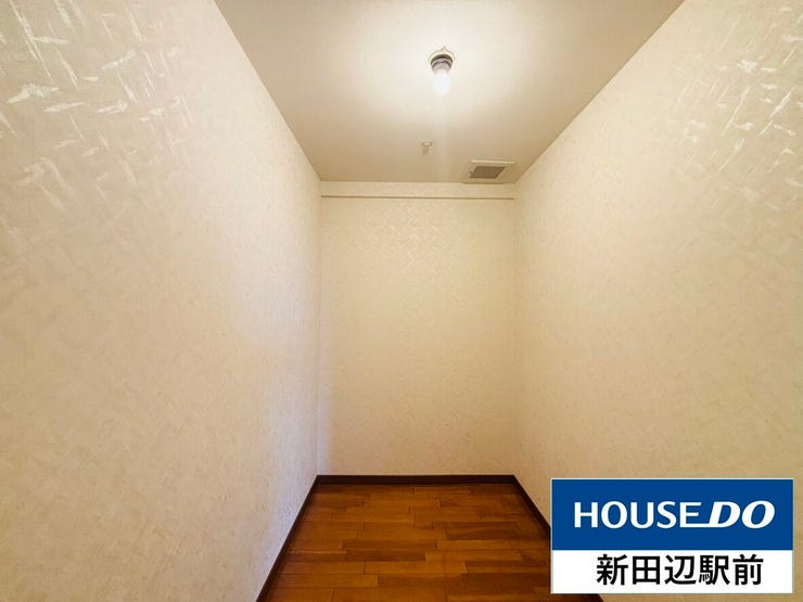 季節物の家電や、日用品のストック保管場所に使えそうな収納ですね。