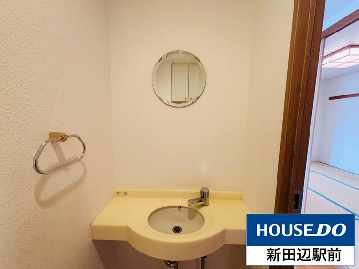 トイレには手洗い場と鏡を設置。