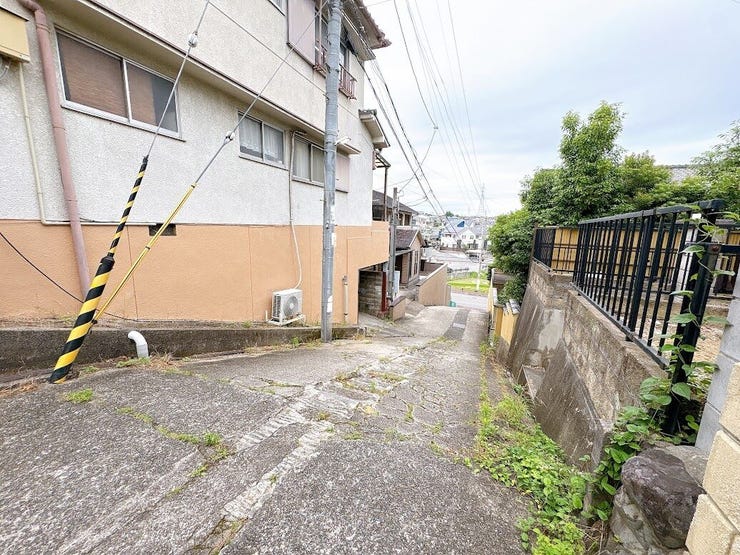 スーパーやコンビニなど生活利便施設が充実した立地です。