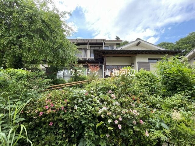 閑静な住宅街にある6LDKの中古戸建です。